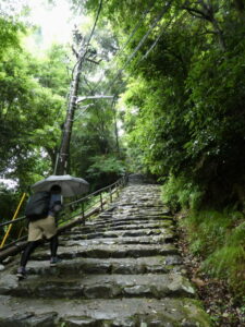 高雄橋（清滝川）付近から続く神護寺への参道