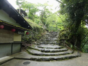 高雄橋（清滝川）付近から続く神護寺への参道