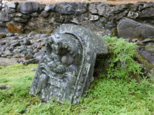 五大堂脇に置かれた鬼瓦（神護寺）