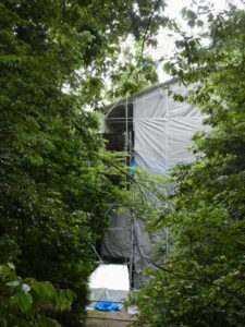 修繕中の鐘楼（神護寺）