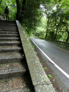 高山寺の表参道と周山街道