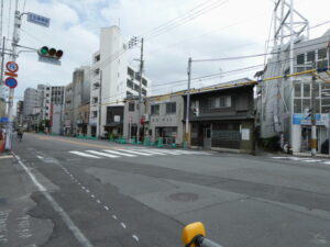 後院通りと45°で交差する通り