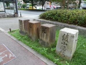 綾小路橋 (堀川) の親柱（四条堀川交差点付近）