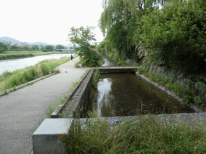 賀茂大橋下流付近から取水されここまで暗渠となっているみそそぎ川