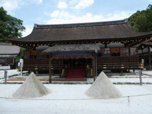 立砂と細殿（上賀茂神社）
