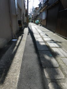 石畳に惹かれた路地（下京区風早町）