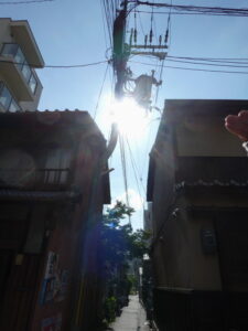 偶然に目にした曲がり電柱（下京区風早町）