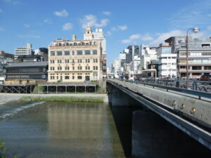 鴨川と四条大橋