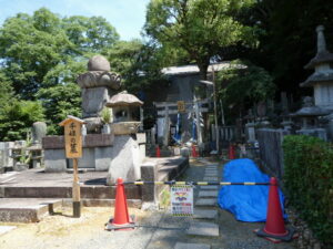 千姫の墓と濡髪大明神（知恩院）