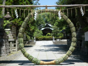 岡﨑神社に設置された茅の輪
