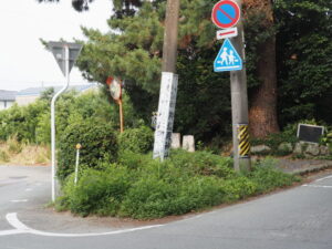 いまも傾いたままの御塩殿神社の案内柱