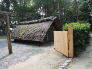 植栽剪定のために開けられた扉（御塩焼所）