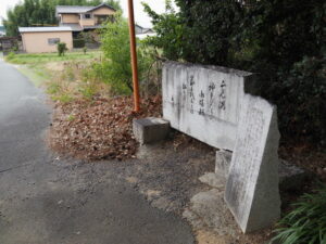 「ここは御塩みち」の案内板が消えた御塩殿神社付近