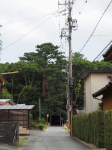 振り返って望む御塩殿神社