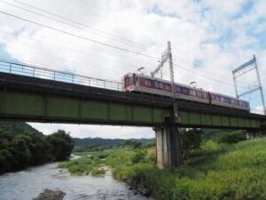 雲出川に架かる石橋の潜水橋（沈下橋）から望む近鉄大阪線