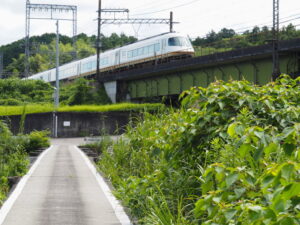 雲出川に架かる石橋の潜水橋（沈下橋）から望む近鉄大阪線