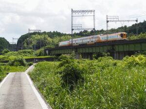 雲出川に架かる石橋の潜水橋（沈下橋）から望む近鉄大阪線