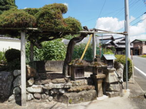 片山集会所付近の小祠（津市一志町大仰）