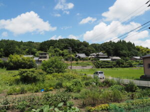 浄泉寺方向の遠望（津市一志町大仰）