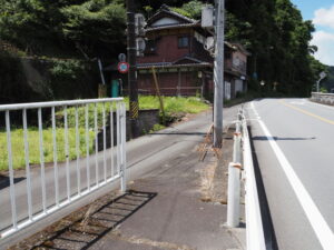県道15号久居美杉線から旧初瀬街道への分岐（大仰橋付近）