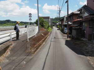 県道15号久居美杉線から旧初瀬街道への分岐（大仰橋付近）