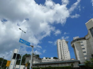 ［小浜 0.5km］の交通案内板