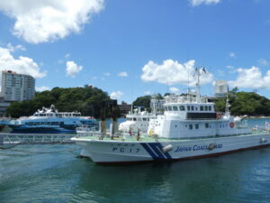 ミジュマルの鳥羽市営定期船「はばたき」と海上保安庁の巡視艇「しののめ」