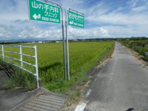 津市立一身田中学校脇へと続く農道(津市一身田上津部田)