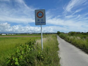 津市立一身田中学校脇へと続く農道(津市一身田中野)