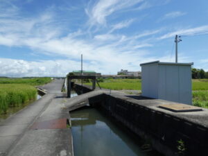 JR紀勢本線 そば屋踏切付近の水路