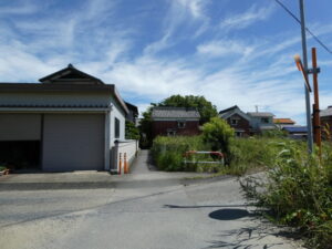 津市立一身田中学校脇から伊勢別街道へ(津市一身田中野)