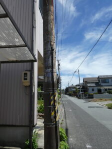 今も残る電柱の直書き塗広告（津市一身田大古曽）