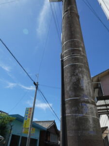 今も残る電柱の直書き塗広告（津市一身田大古曽）