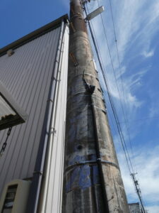 今も残る電柱の直書き塗広告（津市一身田大古曽）