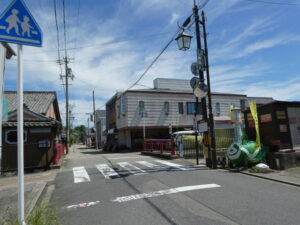 環濠としての毛無川に架かる常盤橋(津市一身田町)