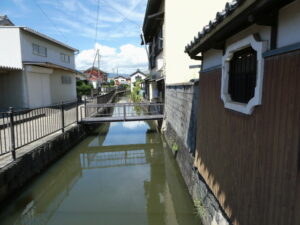 環濠としての毛無川(津市一身田町)