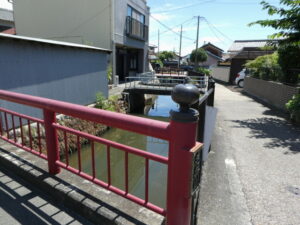環濠としての毛無川に架かる緑橋(津市一身田町)