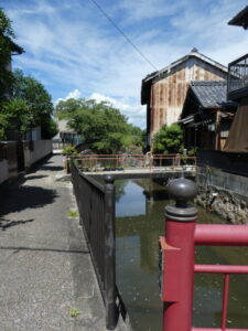 環濠としての毛無川に架かる緑橋(津市一身田町)