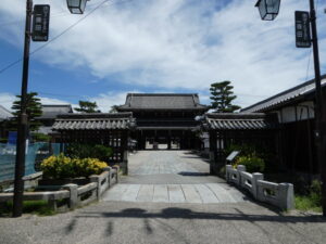 石橋と専修寺の釘貫門、山門