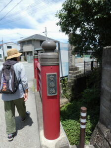 環濠に架かる安楽橋(津市大里窪田町と一身田町の境界)