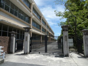 高田中学校、高校の校門