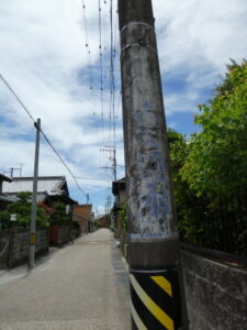 今も残る電柱の直書き塗広告（津市一身田町）