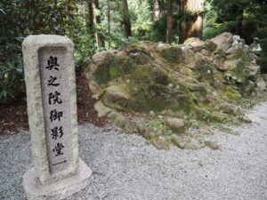 奥之院の参道(室生寺)