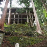 参道から見上げた奥之院の常燈堂（室生寺）