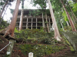 参道から見上げた奥之院の常燈堂(室生寺)