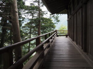 奥之院の常燈堂にて(室生寺)