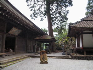 奥之院の常燈堂と御影堂(室生寺)