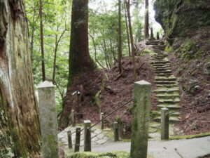 奥之院の参道にて(室生寺)
