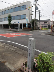 ［いせさんぐう道］の道標（津市久居旅籠町）