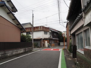 直書き塗広告のある電柱付近（津市久居二ノ町）